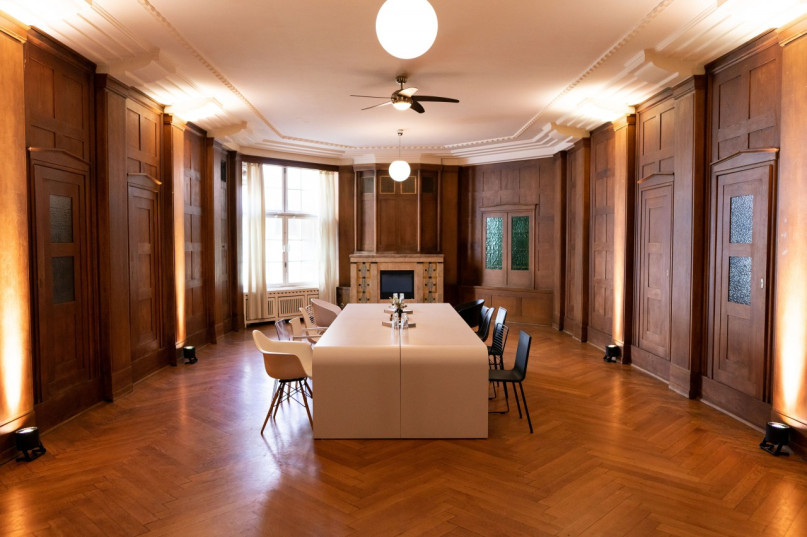 08 curio haus kaminzimmer