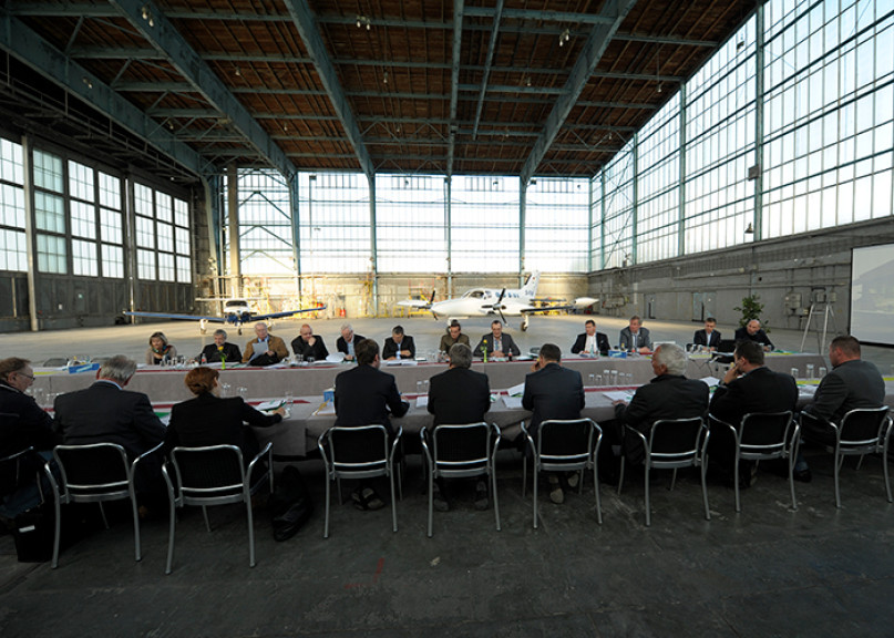 445 airport neuhardenberg konferenz 1