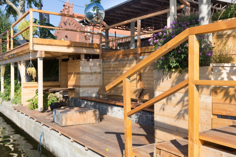 plush74 charming industrial terrace with water dock 8