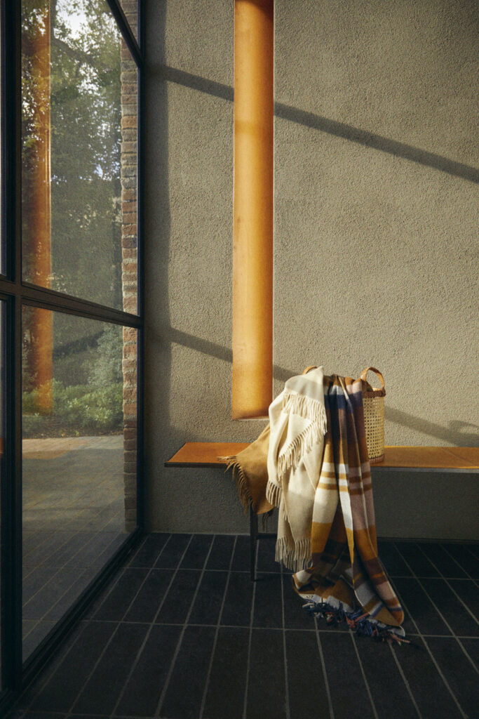 Plush74 localización mytheresa myt homeedit italia vintage retro limpio madera muebles campaña sesión fotográfica scouting2