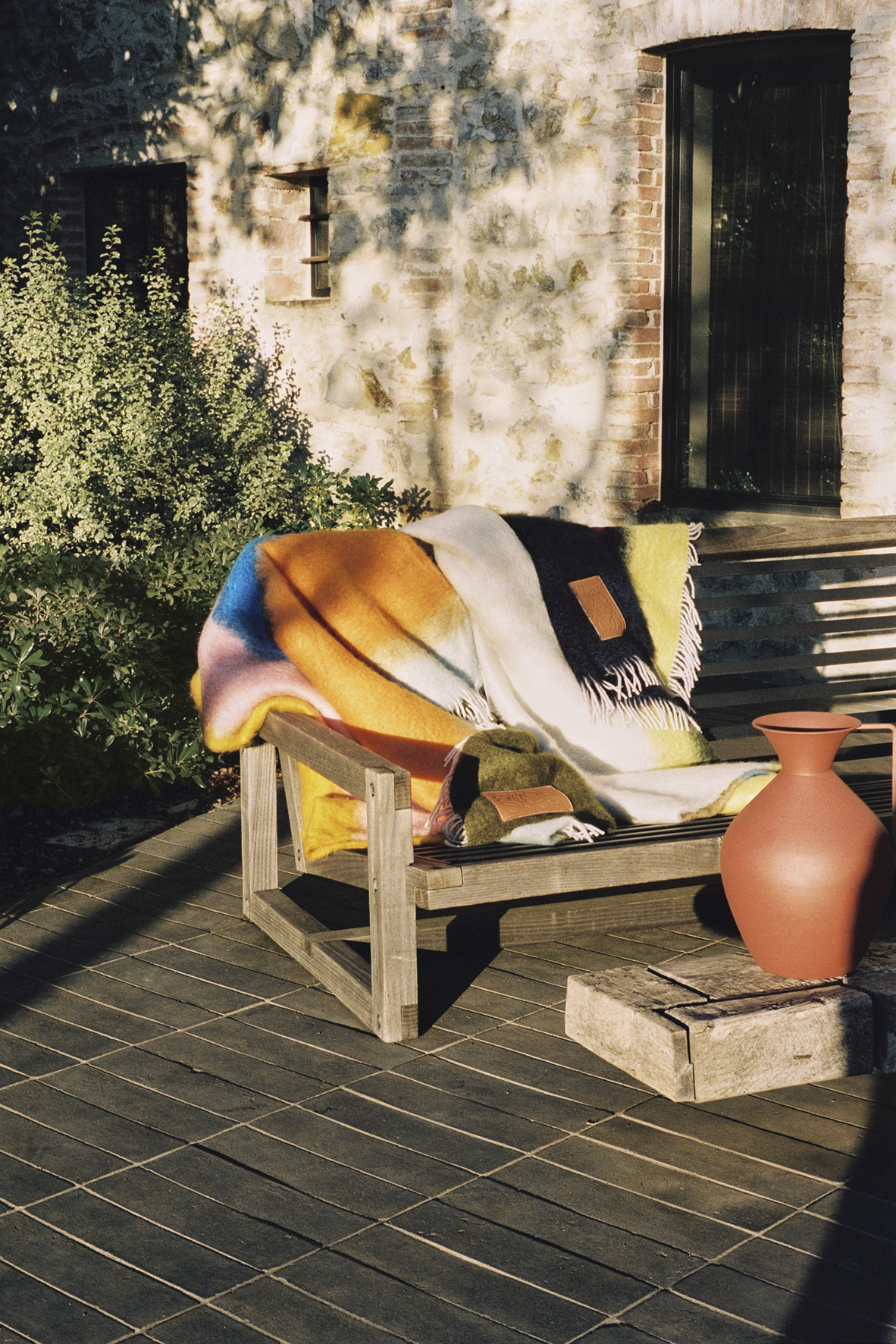 Plush74 localización mytheresa myt homeedit italia vintage retro limpio madera muebles campaña sesión fotográfica scouting5