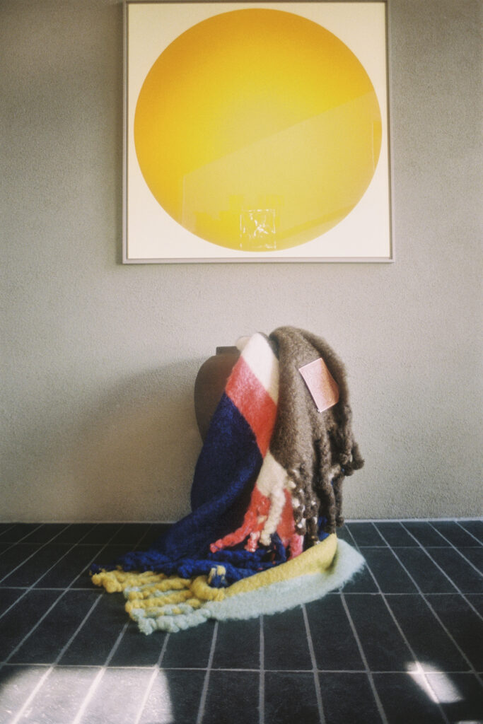 Plush74 localización mytheresa myt homeedit italia vintage retro limpio madera muebles campaña sesión fotográfica scouting7