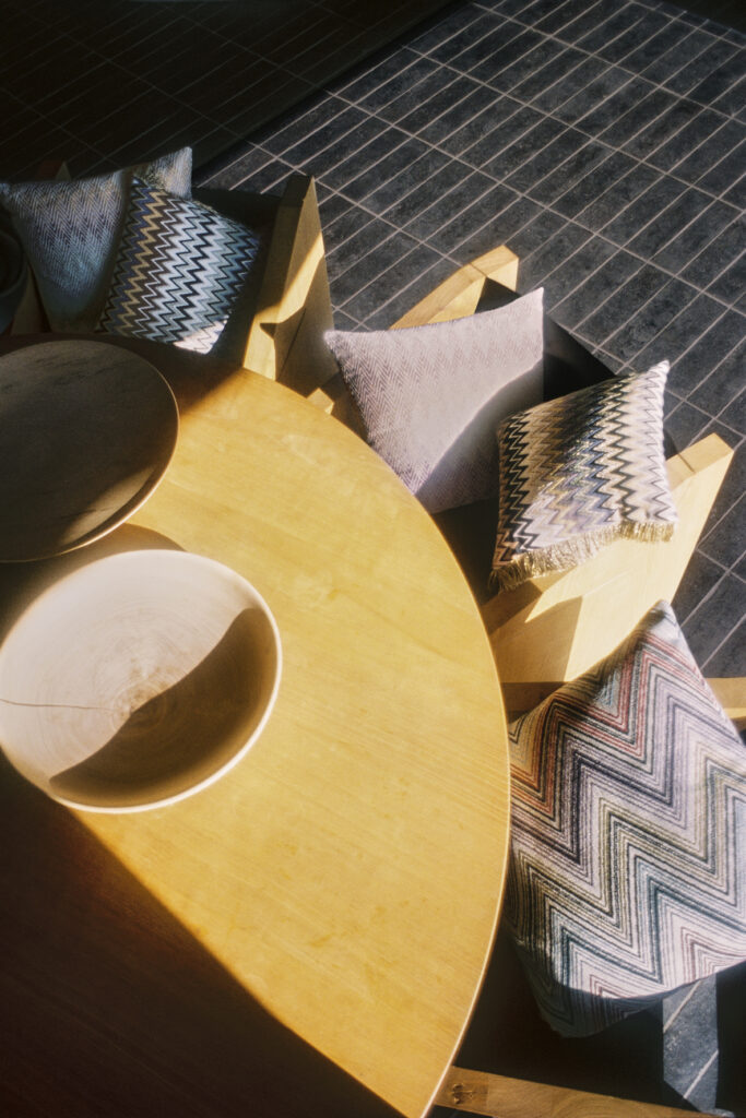 Plush74 localización mytheresa myt homeedit italia vintage retro limpio madera muebles campaña sesión fotográfica scouting9