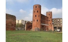 ANCIENT ROMAN CITY GATE
