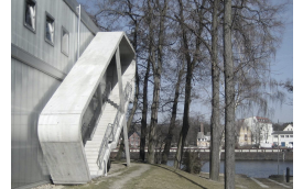 BETONNEN RUIMTESCHIP BIJ DE RIVIER DE BERLIJN