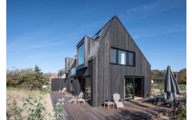 MODERN BEACHSIDE HOUSE