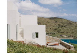 WHITE CUBES ON THE AEGEAN