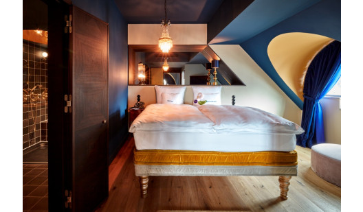 25h royalbavarian steveherud rooms peacocksuite medium 3