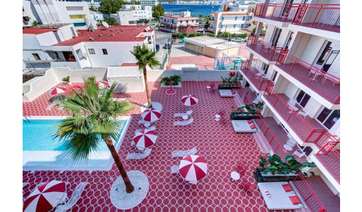 ajp9036and8more2020 06 outside chalet blend032