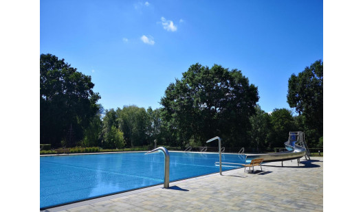 berlinlocationplush745jpeg3