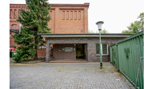 plush74 berlin warehouse industrial gallery art location film photo event scout