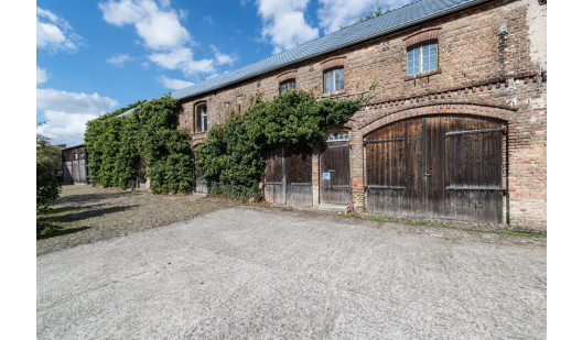 plush74 berlinarea germany melhof farm remise shooting event00017