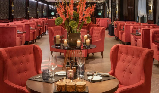 plush74 classic red velvet restaurant berlin 5