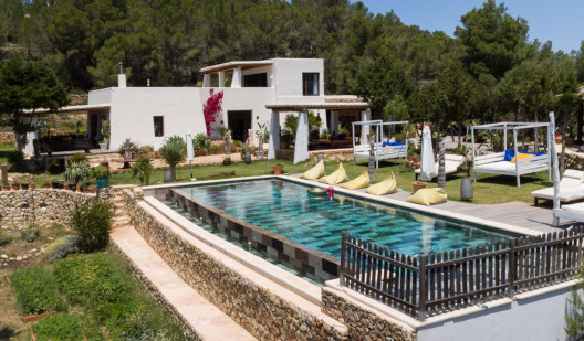 plush74 colourful charm villa 2