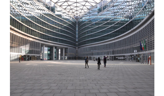plush74 italy milano location rent shoot film photo streets square modern architecture glass 13