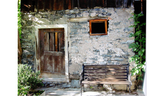 plush74 location film photo alvaneu switzerland historical farm house 12