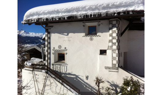 plush74 location film photo alvaneu switzerland historical farm house 34