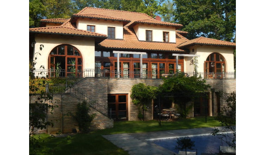 plush74 location photo film berlin germany pool