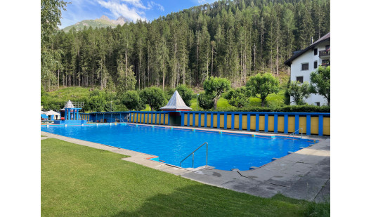 plush74 location photo film event switzerland vulpera lido pool outdoor color 61