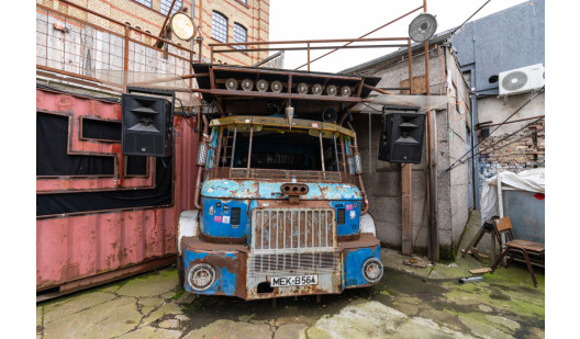 plush74 location scout rental photo film production berlin club bar funky10