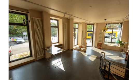 plush74 spacious pop up showroom in berlin 10