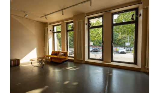 plush74 spacious pop up showroom in berlin 12