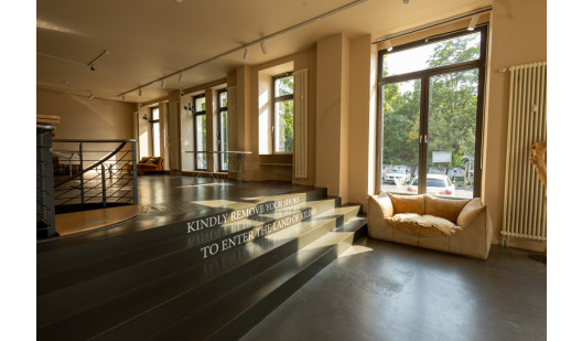 plush74 spacious pop up showroom in berlin 18