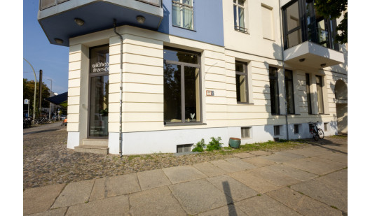 plush74 spacious pop up showroom in berlin 8