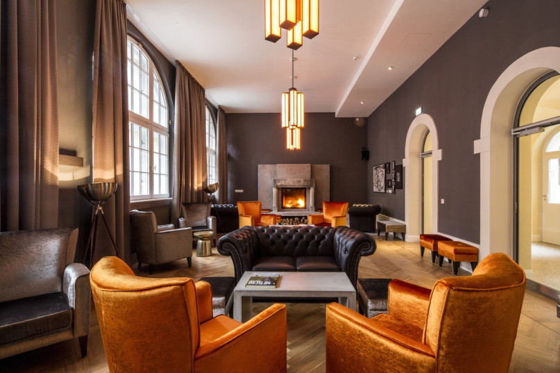 01 berlinlocationplush744