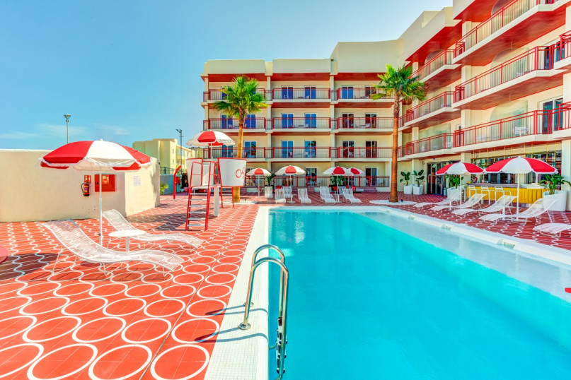 ajp9585and8more2019 12 outdoor chalet sun084