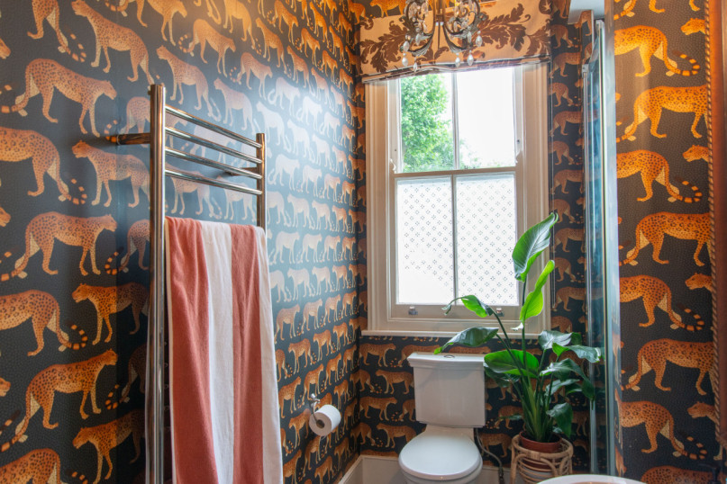 hh bathroom 2 wallpaper