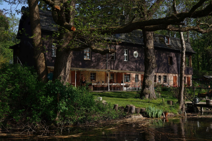 plus74 location villa am see countryside germany film photo2