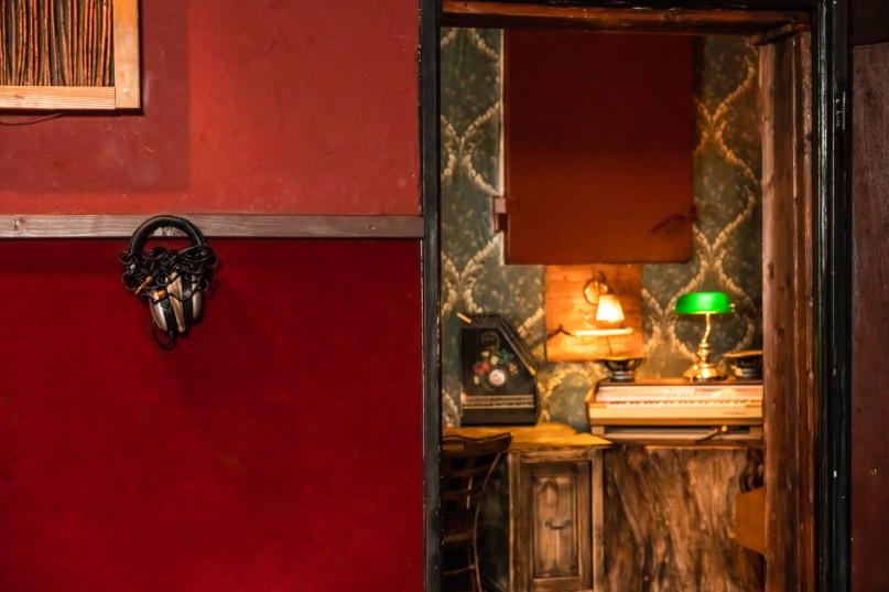 plush74 1920s roaring hideaway 21