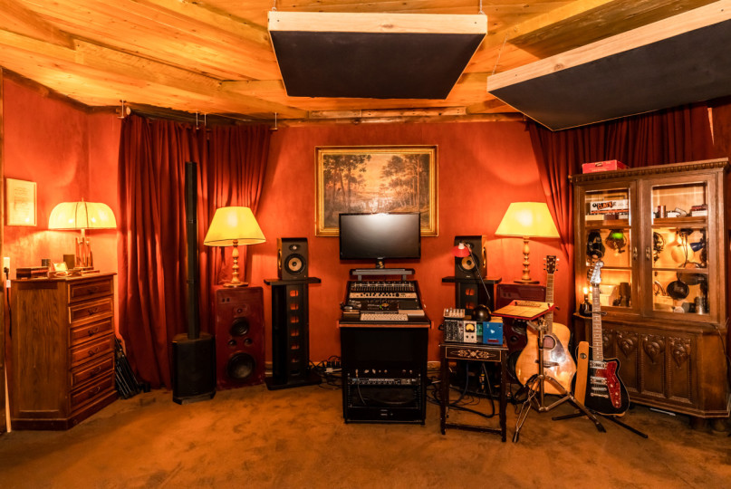 plush74 1920s roaring hideaway 25