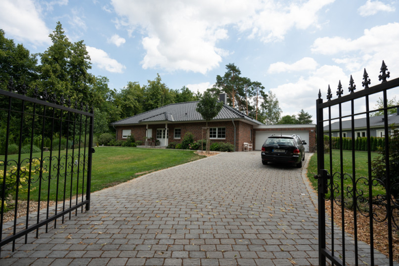 plush74 berlin house film photo shoot brownstone garden advertising family garage scout location 14