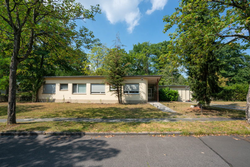 plush74 berlin location rental film scout photo village american style1