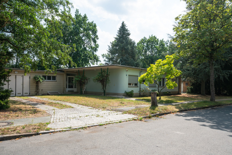 plush74 berlin location rental film scout photo village american style2