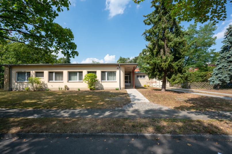 plush74 berlin location rental film scout photo village american style3