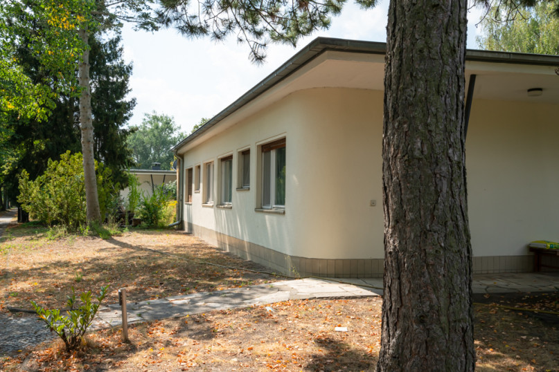 plush74 berlin location rental film scout photo village american style35