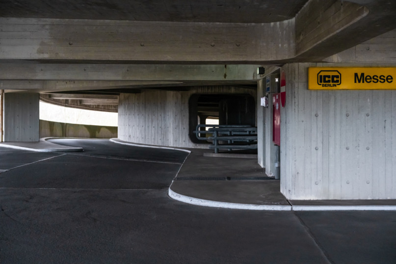 peluche74 parcheggio brutalista berlino 15