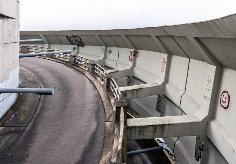 peluche74 parcheggio brutalista berlino 24