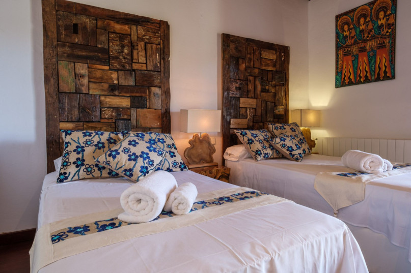 plush74 colourful charm villa 8