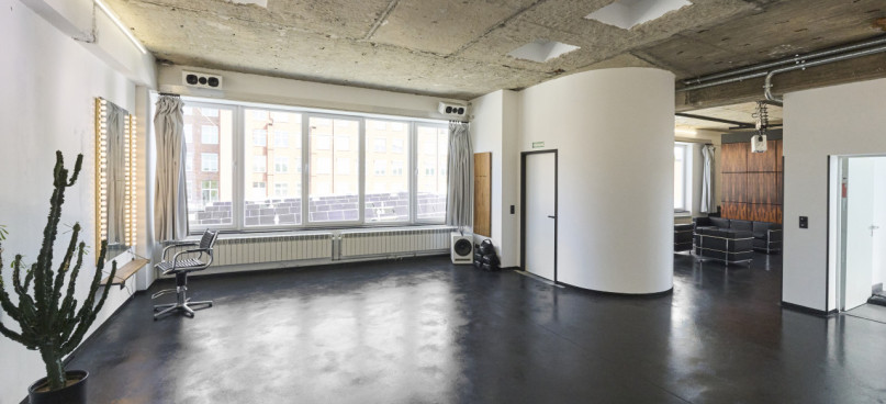 plush74 concrete glass studios 11