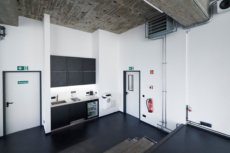 plush74 concrete glass studios 20