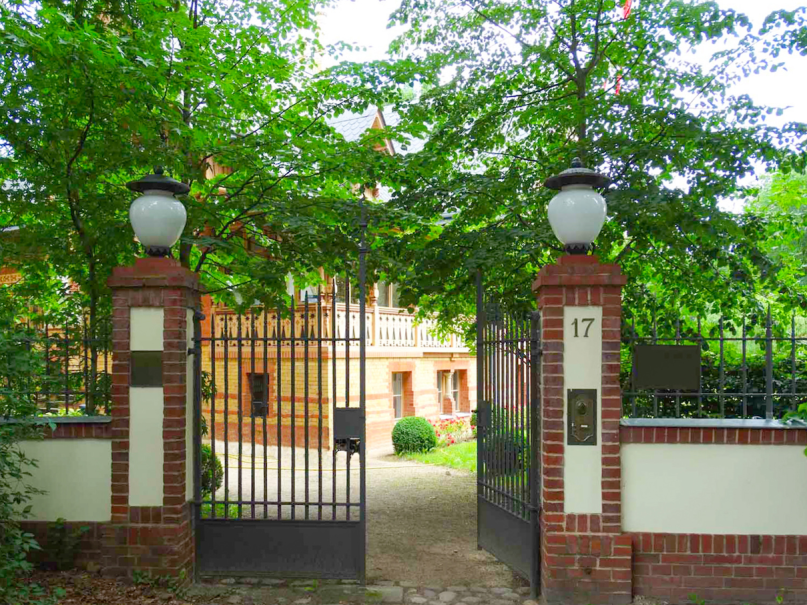 plush74 film photo shooting location scouting castle villa potsdam garden7