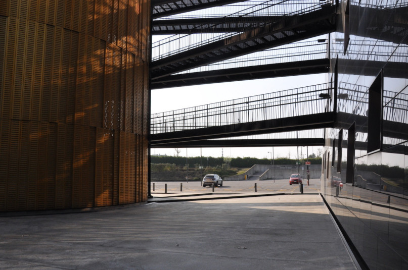 plush74 italy milano location rent shoot film photo streets parking modern architecture glass 9