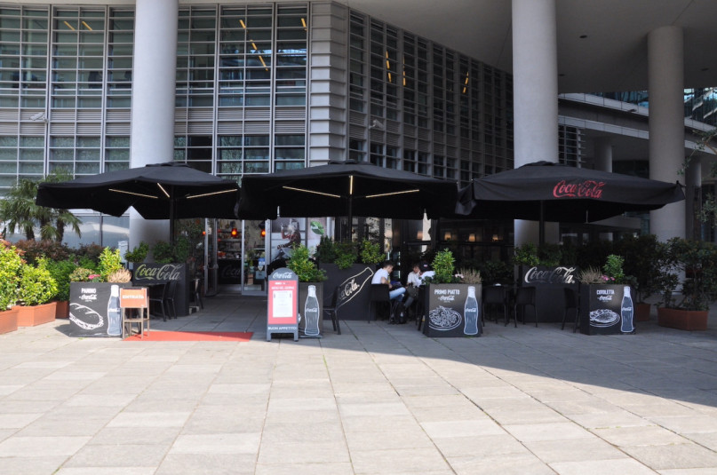 plush74 Italien Mailand Drehort mieten Film Foto Straßen Platz moderne Architektur Glas 10