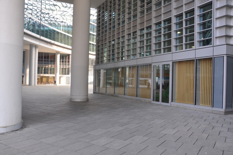 plush74 Italien Mailand Drehort mieten Film Foto Straßen Platz moderne Architektur Glas 11