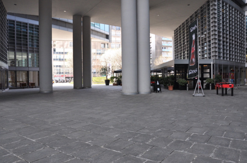 plush74 Italien Mailand Drehort mieten Film Foto Straßen Platz moderne Architektur Glas 14