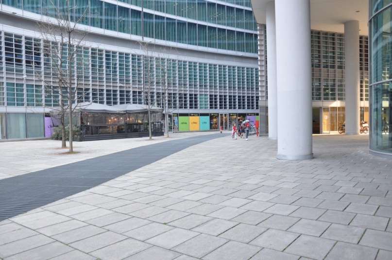 plush74 Italien Mailand Drehort mieten Film Foto Straßen Platz moderne Architektur Glas 17